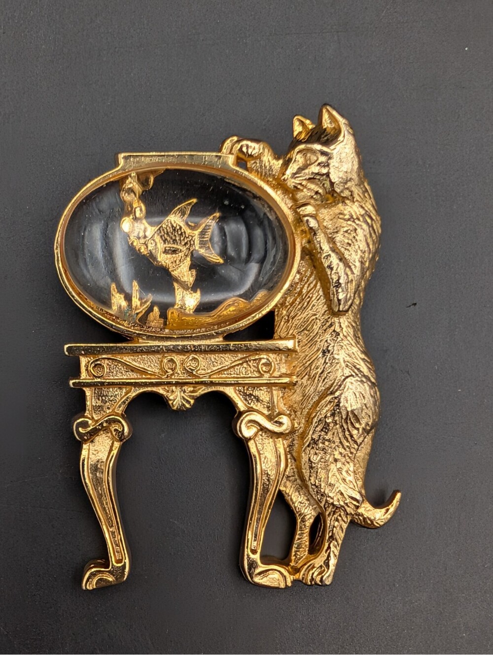 Vintage Gold Tone Cat Pawing Lucite Cabochon Fishbowl Brooch Pin Table